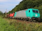 185 634-3 mit 275 120-4 der HLG mit voll beladenem Holzzug in Fahrtrichtung Süden. Aufgenommen zwischen Friedland(HAN) und Eichenberg am 08.08.2014.
