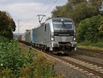 193 803-4 und Wagenlok 185 716-8 mit Containerzug in Fahrtrichtung Süden.