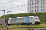 Lok 186 105-3 durchfährt den Bahnhof Pratteln. Die Aufnahme stammt vom 07.06.2016.