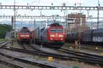 Zwei Züge stehen am 23.05.2021 im Rangierbahnhof Muttenz bereit zu Fahrt nach Norden.