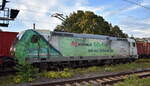 DB Cargo AG, Mainz mit ihrer  185 389-4  [NVR-Nummer: 91 80 6185 389-4 D-DB] steht mit einem gemischten Güterzug am Haltesignal am 17.10.24 Höhe Bahnhof Magdeburg Neustadt.