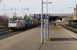 Metrans 186 182 durchfährt mit einem Containerzug am 31. März 2017 den Bahnhof Minden (Westfalen).