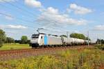 Die an HSL Logistik vermietete Railpool 186 429 zieht einen Kesselwagenzug am 14.06.17 bei Wahnebergen in Richtung Bremen.