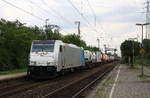 186 455-2 von Railpool kommt mit einem Containerzug aus Dusburg-Rheinhausen(D) nach Rotterdam(NL) und kommt aus Richtung Duisbueg und fährt durch Oberhausen-Sterkrade in Richhtung Wesel,Emmerich.
Aufgenommen vom Bahnsteig in Oberhausen-Sterkrade.
Bei Sommerwetter am Nachmittag vom 26.7.2017.