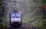 186 141-8 von Railpool kommt als Lokzug von Aachen-Hbf nach Aachen-West  und fährt durch Aachen-Schanz in Richtung Aachen-West. 
Aufgenommen vom Bahnsteig von Aachen-Schanz. 
Bei Sonnenschein am Morgen vom 20.9.2017.