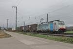 Mit einem Containerzug nach Italien fuhr am 09.11.2016 die Rpool/BLSC 186 105  1 Locomotive / 4 Countries  durch die Gleisanlagen von Müllheim (Baden) gen Basel.