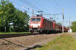 Die an DB Cargo Nederland vermieteten 186 338 und 186 333 ziehen einen langen Mercedes-Autozug durch Bassenge in Richtung Hasselt.