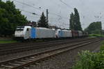 Die für Lineas fahrenden Railpoolloks 186 445-2 und die kalt mitfahrende 186 447-3 kommen mit einem langen Mischer von Odenkirchen in Rheydt eingefahen.