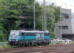 186 293-7 von Lineas rangiert in Aachen-West.
Aufgenommen vom Bahnsteig in Aachen-West. 
Bei Sonnenschein und Regenwolken am Nachmittag vom 17.6.2018.