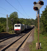 186 150 von Crossrail  kommt mit einem Containerzug aus  Novara-Boschetto(I) nach Genk-Haven(B) und kommt aus