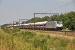 186 183-0 von Lineas/Railpool zieht einen langen Autozug mit verhüllten Audis durch Lummen Richtung Hasselt und Aachen-West. Aufgenommen am 06/07/2018. 