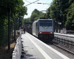 186 454-5 von Railpool kommt mit einem gemischten Güterzug aus Kinkempois(B) nach Köln-Gremberg(D) und kommt aus Richtung Aachen-West,Aachen-Schanz,Aachen-Hbf,Aachen-Rothe-Erde und fährt durch Aachen-Eilendorf in Richtung Stolberg-Hbf(Rheinland)Eschweiler-Hbf,Langerwehe,Düren,Merzenich,Buir,Horrem,Kerpen-Köln-Ehrenfeld,Köln-West,Köln-Süd. Aufgenommen vom Bahnsteig 2 in Aachen-Eilendorf.
Bei Sommerwetter am Nachmittag vom 16.7.2018.