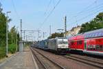 186 353-9 fuhr am 21.7.18 für AWT und rollt mit einem LKW Walther KLV durch Wefensleben gen Magdeburg während am Gleis 1 die RB40 nach Braunschweig auf Abfahrt wartet.