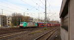 186 215 von Railtraxx kommt aus Richtung Köln,Aachen-Hbf,Aachen-Schanz mit einem Jaguar-Autozug aus Graz-Vbf(A) nach Zeebrugge(B) und fährt in Aachen-West ein. 
Aufgenommen vom Bahnsteig in Aachen-West. 
Bei Sonne und Regenwolken am Nachmittag vom 22.12.2018.