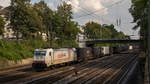 186 905-6 zieht am 25. Juli 2018 einen Containerzug durch Offenburg. 