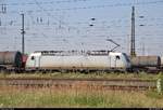 Blick auf 186 261-4 der Akiem S.A.S., vermietet an CTL Logistics, mit Kesselwagen, die den Bahnhof Großkorbetha erreicht.