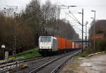 186 437-0 fährt jetzt für Crossrail kommt die Kohlscheider-Rampe hoch aus Richtung Mönchengladbach,Herzogenrath mit einem Containerzug aus Priort(D) nach Bierset(B) und fährt durch