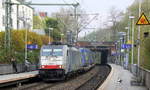 186 104 von BLS-Cargo kommt aus Richtung Köln,Aachen-Hbf und fährt durch Aachen-Schanz mit einem LKW-Zug aus Novara(I) nachZeebrugge(B) und fährt in Richtung Aachen-West. 
Aufgenommen vom Bahnsteig von Aachen-Schanz.
Am Nachmittag vom 8.4.2019.