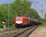 186 340-6 DB-Schenker  kommt als Umleiter mit einem gemischten Güterzug aus Köln-Gremberg(D) nach Antwerpen-Noord(B) und fährt durch Kohlscheid aus Richtung Herzogenrath und fährt die Kohlscheider-Rampe hoch nach Aachen-West. 
Aufgenommen von Bahnsteig 1 in Kohlscheid. 
Am 25.4.2019.