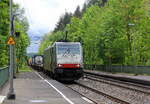 186 446-1 von Lineas/Railpool kommt mit einem gemischten Güterzug aus Wien-Freudenau-Hafen(A) nach Antwerpen-Noord(B) und kommt aus Richtung Koblenz und fährt durch Rolandseck in Richtung
