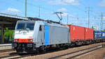 RTB CARGO GmbH mit der Rpool  186 110  [NVR-Nummer: 91 80 6186 110-3 D-Rpool] und Containerzug hält kurz im Bf.