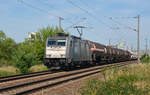 186 182 schleppte für ihren Mieter Lineas einen Güterzug, bestehend aus Kessel- und Silowagen, am 18.06.19 durch Greppin Richtung Bitterfeld.