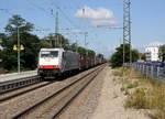 186 909-4 von Crossrail kommt mit einem Containerzug aus Venlo(NL) nach Melzo-Scalo(I) und kommt aus Richtung Norden und fährt durch Emmendingen in Richtung Süden.
Aufgenommen vom Bahnsteig Emmendingen. 
Bei Sommerwetter am Vormittag vom 3.8.2019.