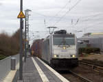 186 423-0 von der Rurtalbahn-Cargo kommt als Umleiter mit einem langen KLV-Containerzug aus Frankfurt-Höchstadt am Main(D) nach Genk-Goederen(B) und fährt durch Kohlscheid aus Richtung