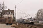 1. März 2019 in Magdeburg-Sudenburg: 186 351-3 durchfährt bei Mistwetter den Bahnhof mit hauptsächlich Sattelschleppern. 