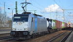 RTB CARGO GmbH, Düren [D] mit der Railpool Lok  186 430-5  [NVR-Nummer: 91 80 6186 430-5 D-Rpool] und auffällig kurzem Containerzug am 05.03.20 Durchfahrt Bf.