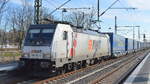 PKP Cargo International mit der Akiem Lok  186 351-3  [NVR-Nummer: 91 80 6186 351-3 D-AKIEM] und Taschenwagenzug am 17.03.20 Durchfahrt Magdeburg Hbf.