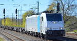 Crossrail Benelux N.V., Borgerhout [B] mit der Railpool Lok  186 437-0  [NVR-Nummer: 91 80 6186 437-0 D-Rpool] mit einem leeren Containertragwagen Güterzug am 20.04.20 Bf. Saarmund.