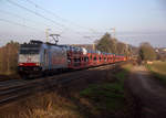 186 501-3 von DB-Schenker kommt aus Richtung Aachen-West und fährt die Gemmenicher-Rampe hoch mit einem langen Mercedes-Zug aus Kornwestheim(D) nach Zeebrugge-Ramskapelle(B) und fährt in Richtung Gemmenicher-Tunnel,Botzelaer(B),Gemmenich(B),Nouvelaer(B),Moresnet(B),Moresnet-Chapelle(B),Montzen(B). Aufgenommen an der Montzenroute am Gemmenicher-Weg.
Bei Sonne und Wolken am Nachmittag vom 26.1.2020.