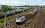 186 429 der Railpool führte am 11.07.20 für ihren Mieter Metrans einen Containerzug von Dessau kommend durch Bitterfeld Richtung Leipzig.