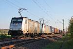 Mit dem DGS 40040 (Milano Smistamento - Zeebrugge Vorming) fuhr am Abend des 23.04.2020 die Rpool/LINEAS E 186 183-0 zusammen mit der Rpool/LINEAS 186 424-8, welche ab Basel SBB RB den Zug bespannten, nördlich von Hügelheim über die Rheintalbahn in Richtung Freiburg (Breisgau).