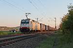 Am Abend des 23.04.2020 fuhr AKIEM/BLSC/TXL 186 904 mit dem Containerzug (Melzo Scalo - Wanne Eikel) nördlich von Hügelheim über die Rheintalbahn durchs Markgräflerland in Richtung Freiburg (Breisgau).