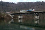 Lokzug Cornaux-Basel bestehend aus den weissen 186 906  Katzenberg  und 186 907  Sempione  von SBB Cargo International beim Passieren der Aarebrücke Olten bei sehr trübem Wetter.
Foto: Walter Ruetsch 