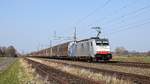 Railpool 186 450, vermietet an Lineas, mit Volvo-Logistikzug DGS 46257 Hallsberg RB - Gent Zeehaven (Diepholz, 24.03.2021).