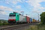 ATLU/XRAIL E 186 206 mit dem DGS 47026 (Basel Bad Rbf - Antwerpen Zuid) am Abend des 02.07.2020 nördlich von Hügelheim.