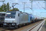 Die polnische EVU ORLEN KolTrans Sp. z o.o mit der Railpool Lok  E 186 143-4  (NVR:  91 80 6186 143-4 D-Rpool ) und Kesselwagenzug am 13.10.21 Durchfahrt Bf. Golm (Potsdam)
