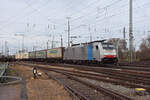 Lok 186 498-2 durchfährt den badischen Bahnhof. Die Aufnahme stammt vom 03.12.2021.