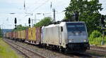 METRANS Rail s.r.o., Praha [CZ] mit der Railpool Lok   186 532-8  [NVR-Nummer: 91 80 6186 532-8 D-RPOOL] und Containerzug am 19.05.22Durchfahrt Bf.