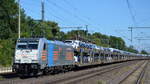 HSL Logistik GmbH, Hamburg [D] mit der Railpool Lok  186 551  [NVR-Nummer: 91 80 6186 551-8 D-Rpool] und einem PKW-Transportzug (fabrikneue AUDI Modelle) am 24.08.22 Durchfahrt Bahnhof Niederndodeleben. 
