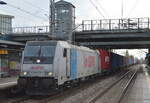 Lotos Kolej Sp. z o.o., Gdańsk [PL] mit der Railpool Lok  E 186 272-1  [NVR-Nummer: 91 80 6186 272-1 D-Rpool] und einem Containerzug  am 24.10.22 Durchfahrt Bahnhof Berlin Hohenschönhausen.