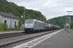 An einem bewölkten Septembertag durchfährt die 186 540-1 der Railpool mit einem Zug, welcher aus Kesselwagen besteht, Eichstätt Bahnhof Richtung Treuchtlingen.