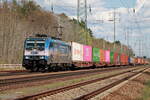 Metrans 186 534-4 am 26. April 2022 bei Diedersdorf mit einem Containerzug.