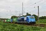 186 942 Attractive Forces von LTE fährt mit einem Containerzug durch Grevenbroich in Richtung Köln.