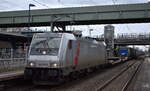 HSL Logistik GmbH, Hamburg-Tiefstack [D] mit der Akiem Lok  186 365-3   [NVR-Nummer: 91 80 6186 365-3 D-AKIEM] und KLV-Zug Richtung Rostock-Seehafen am 29.12.23 Durchfahrt Bahnhof