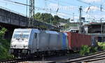 METRANS Rail s.r.o., Praha [CZ] mit der Railpool Lok  186 532-8  [NVR-Nummer: 91 80 6186 532-8 D-Rpool] verlässt mit einem Containerzug den Hamburger Hafen am 15.07.24 Höhe Bahnhof Hamburg Harburg.