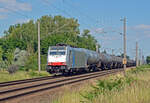 186 491 der Railpool schleppte am 25.06.24 einen Kesselwagenzug durch Greppin Richtung Bitterfeld.